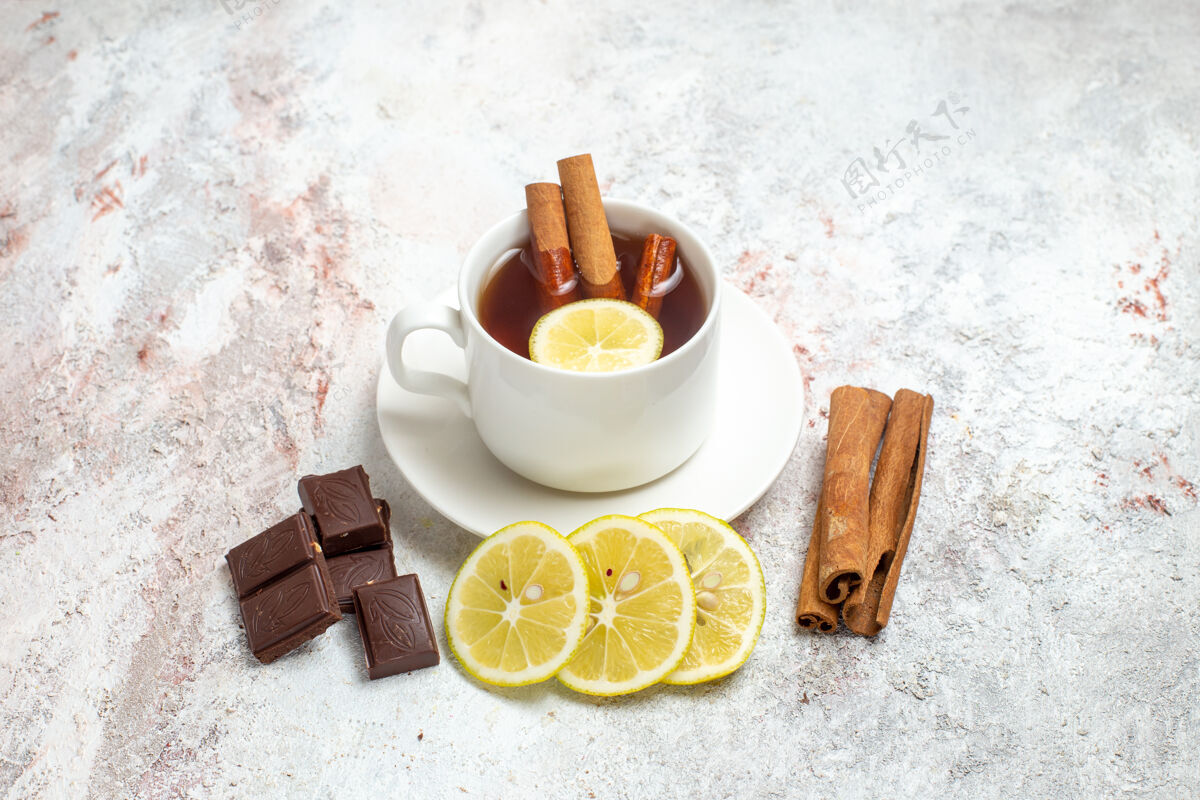 柠檬前视图一杯茶 柠檬片和巧克力放在空白处水果沙浆营养品