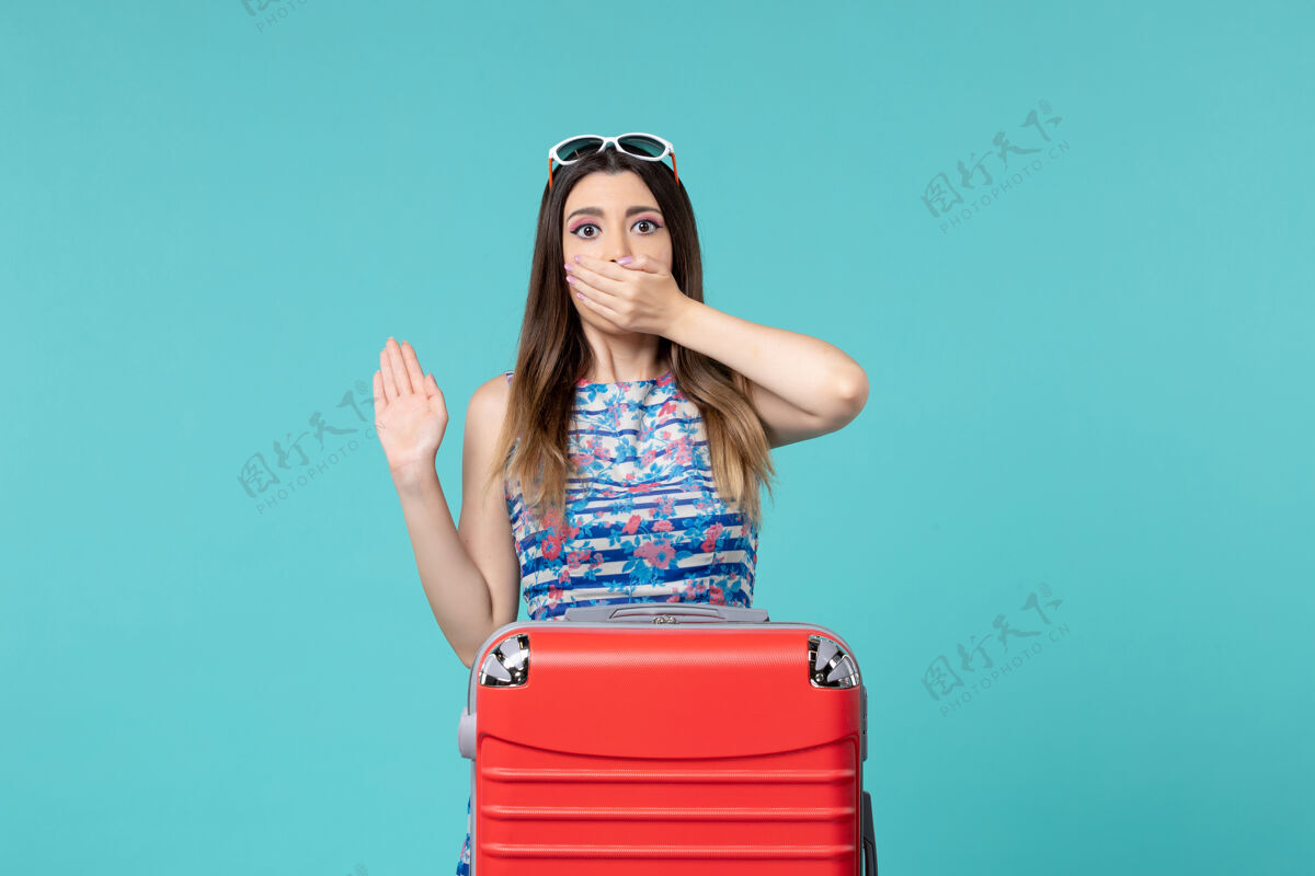 封面女郎前视图美丽的女性准备旅行与她的大红包在淡蓝色的空间准备浅蓝色漂亮的女人
