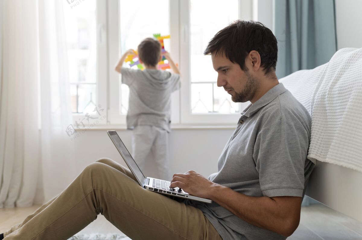技术孩子和爸爸在家笔记本电脑工作工作