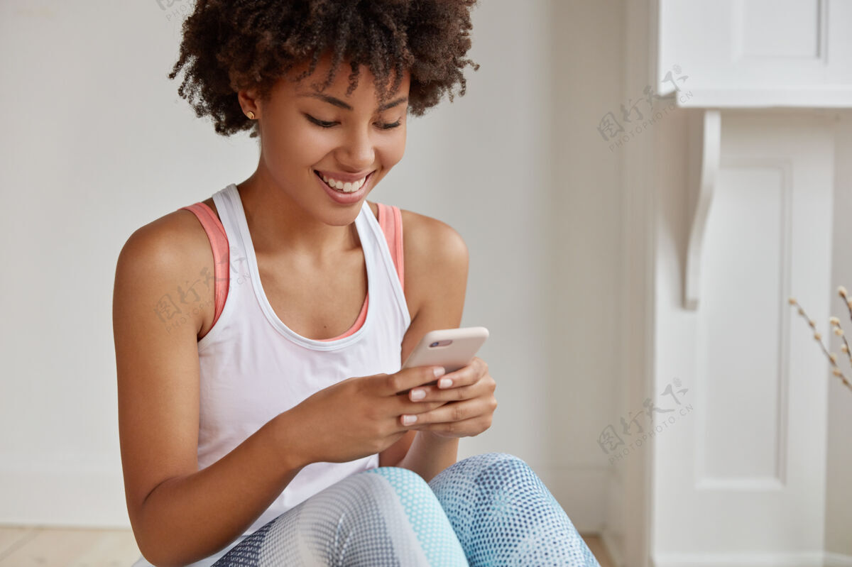 休闲积极的非洲女性享受休闲时光 使用现代科技 沉迷于社交网络手机互联网打字