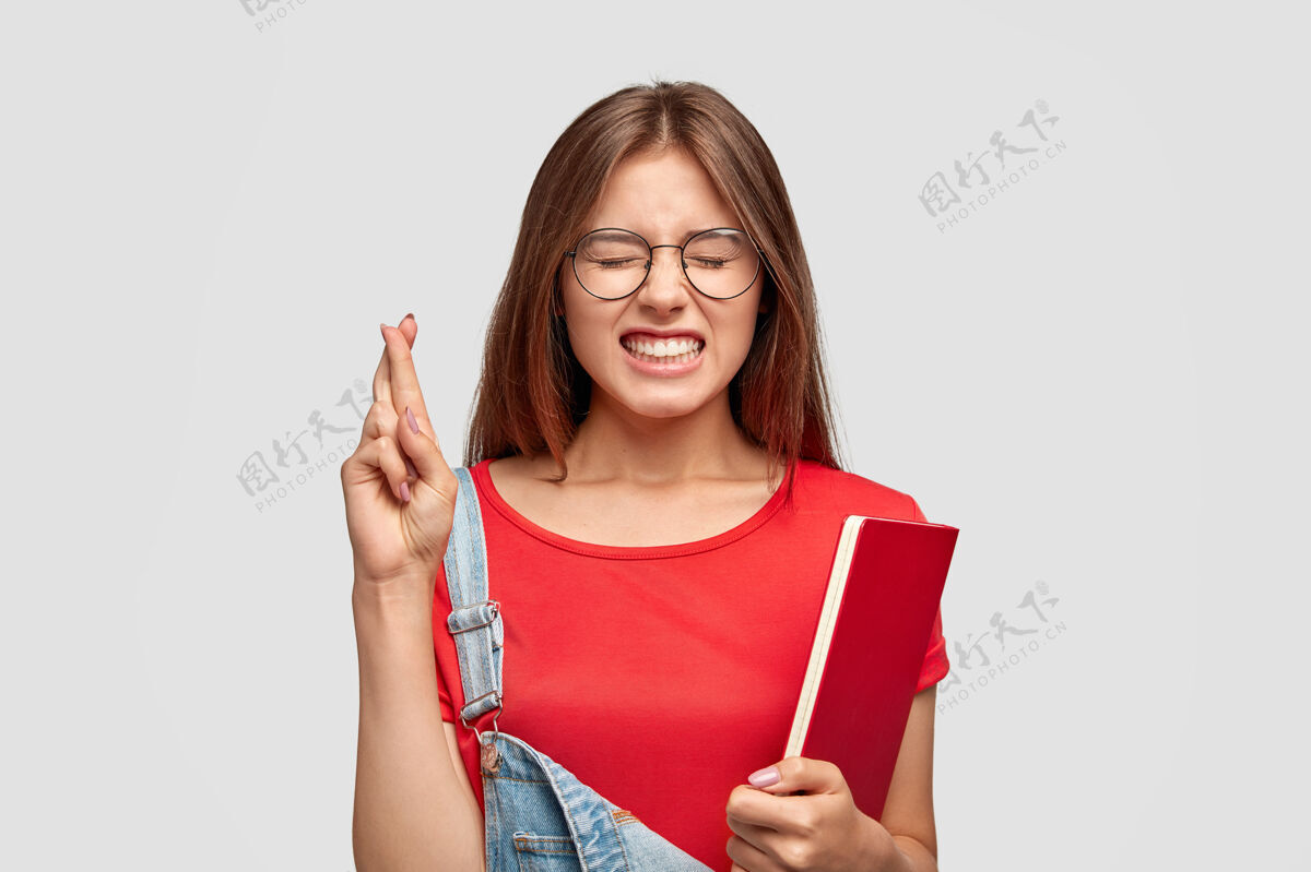 十字架留着长发的学生画像 祈祷考试好运 拿着课本运气女性自信
