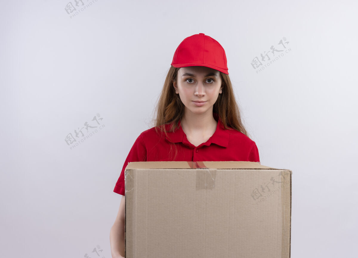 女孩年轻的送货女孩 穿着红色制服 拿着箱子 站在隔离的白色墙上 还有复印空间分娩女人制服