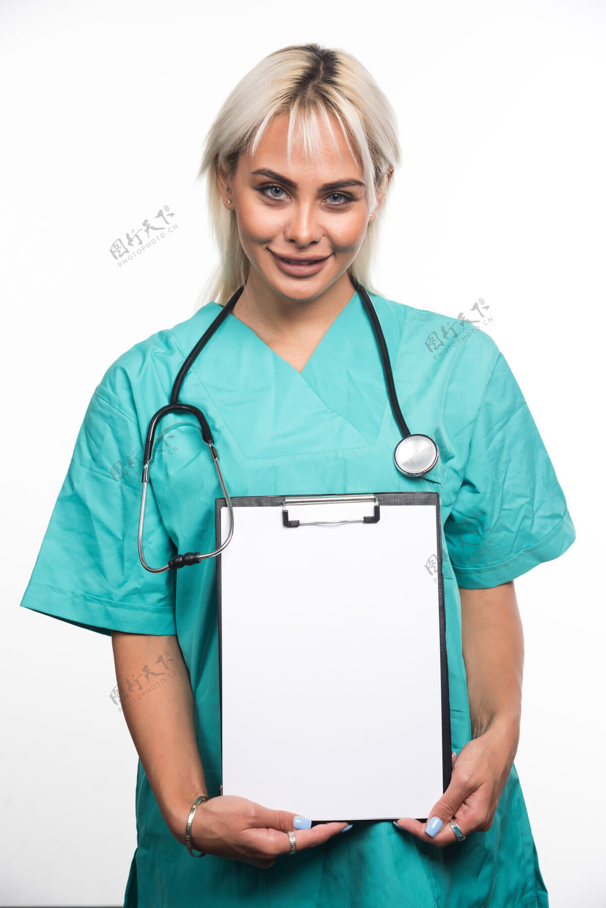 医生面带微笑的女医生拿着白纸上的剪贴板拿着成人文件夹