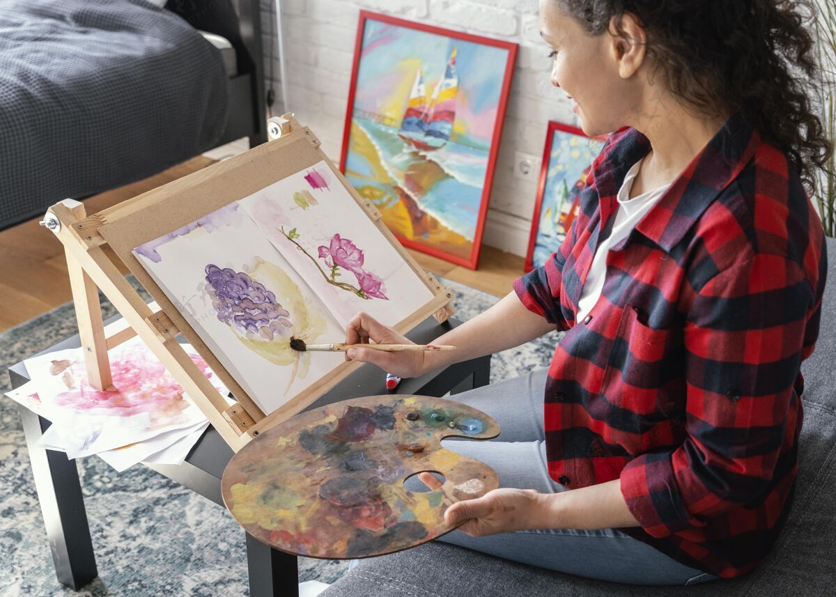 绘画在家里特写女人画在家特写活动