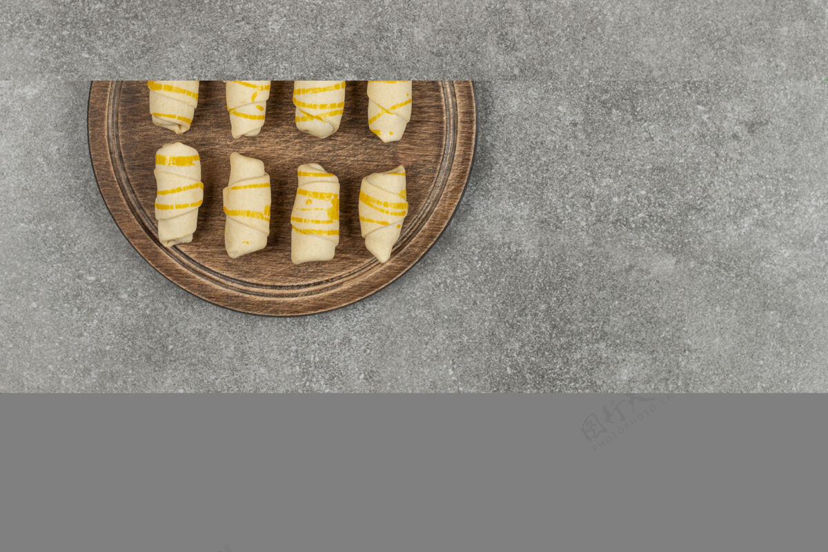 美食美味的自制饼干放在木砧板上甜点糕点饼干