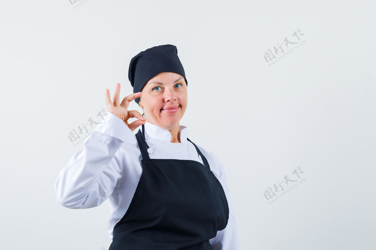 休闲身着制服的女厨师 围裙显示出良好的姿态和自信 正面视图年轻自信优雅