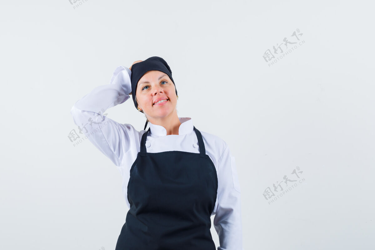 成人身穿制服 围裙的女厨师手挽着头 看起来很梦幻前视图手皮肤新鲜