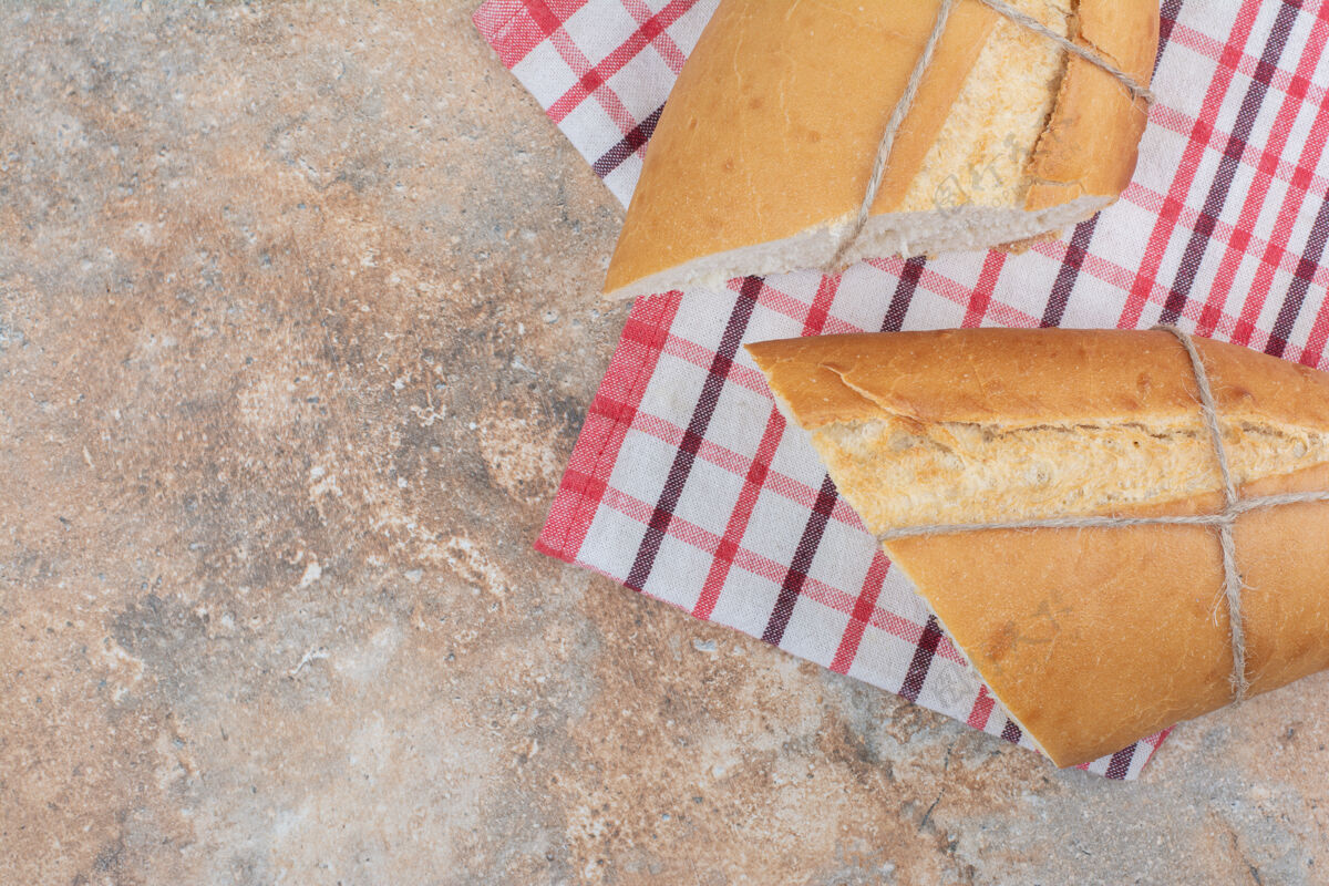 桌布大理石背景上有桌布的新鲜面包切的面包美味