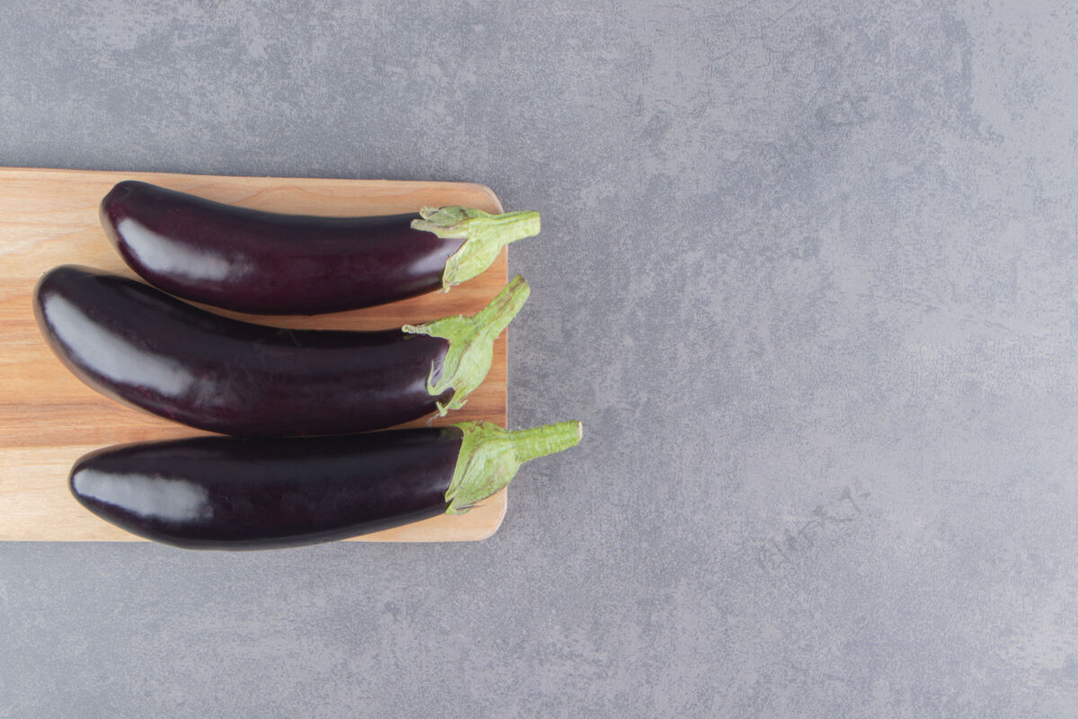 板把茄子放在木板上 放在大理石表面营养蔬菜美味