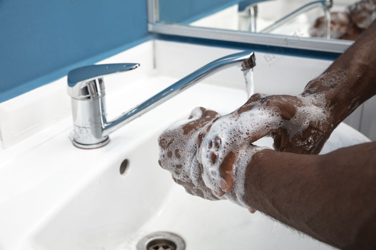 清洗男士在浴室内仔细洗手 近距离防止感染泡沫泡沫肥皂