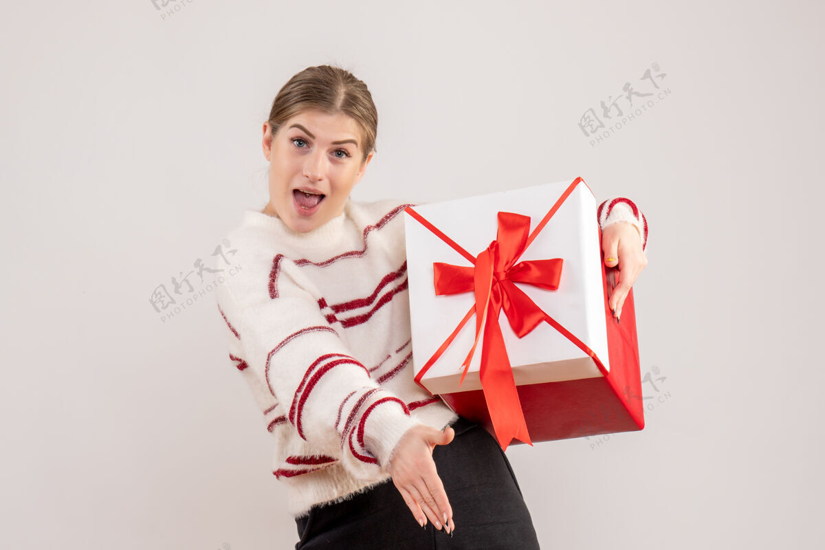 购物年轻的女性拿着礼物在白色的盒子里看法礼物盒子