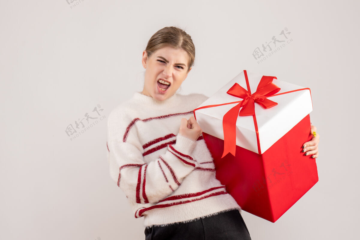 情感年轻的女性拿着礼物在白色的盒子里阳伞观点举行