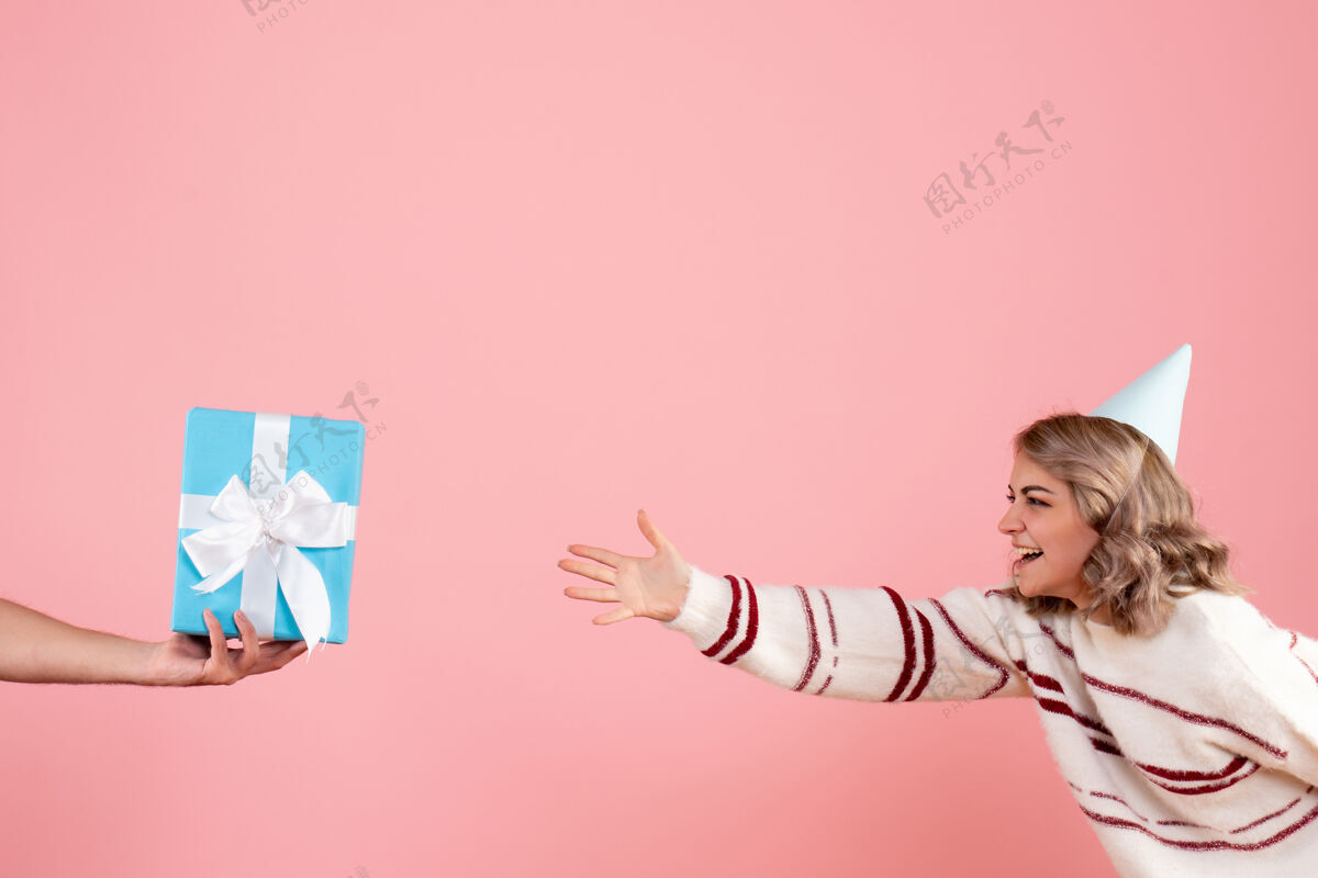 礼物年轻的女性接受来自男性的粉红色礼物年轻女性剪影生日