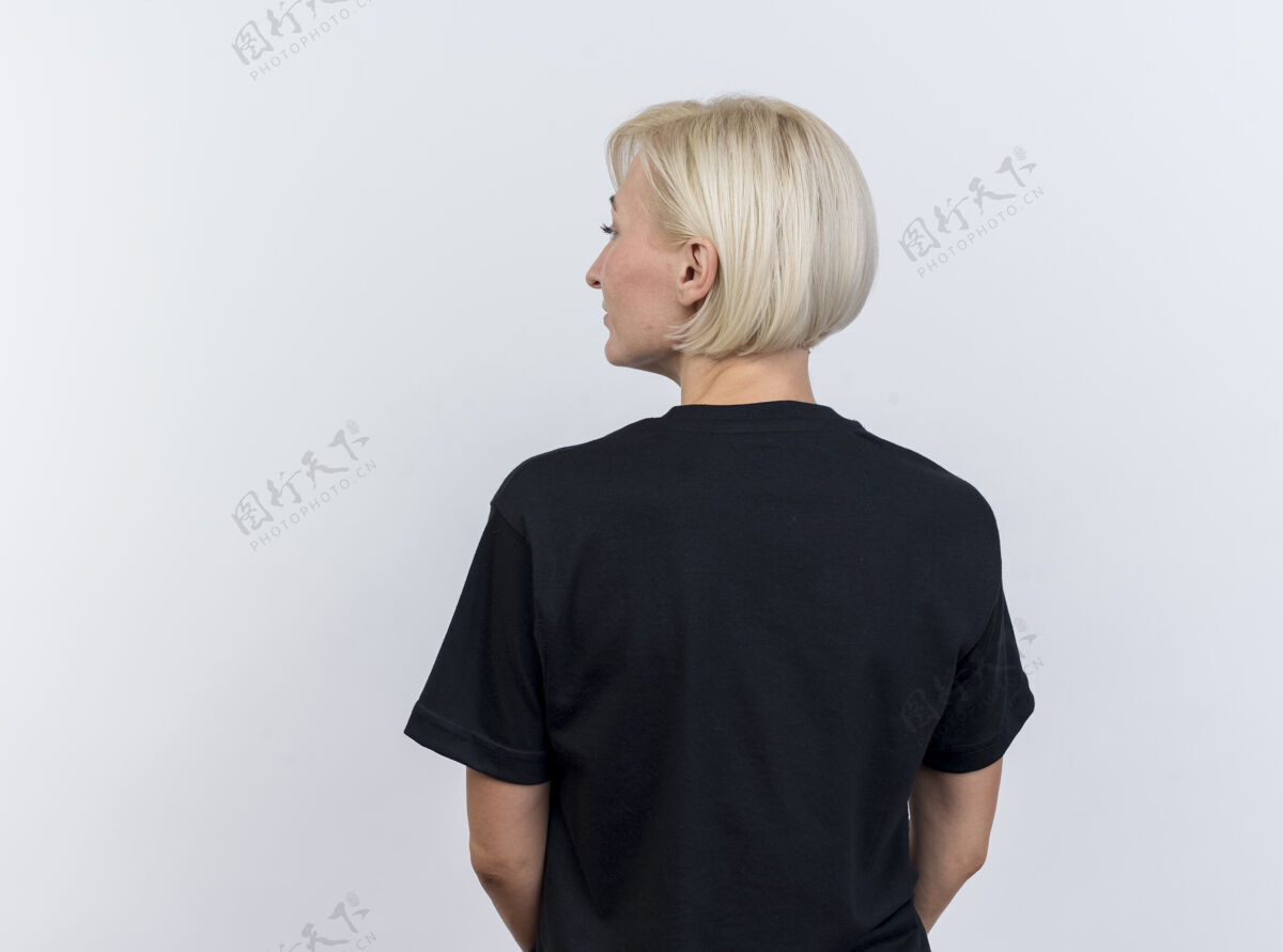 中年中年金发斯拉夫妇女站在后面的看法看一边孤立的白色背景与复制空间金发碧眼站着侧身