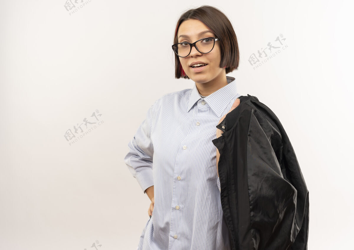 信心自信的年轻呼叫中心女孩戴着眼镜 手放在腰上 肩上拿着夹克衫 白色 留有复印空间年轻复制夹克