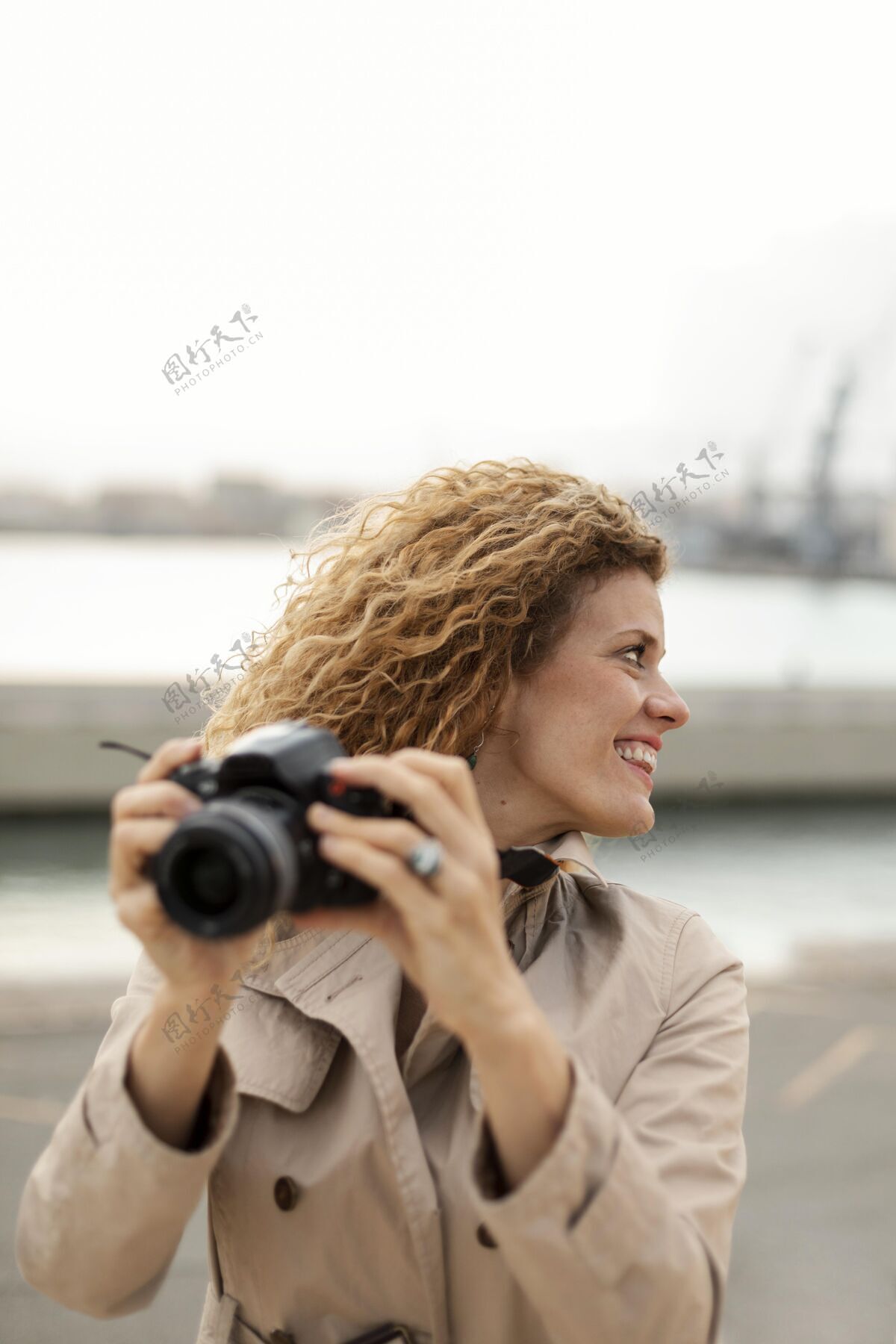 旅游带相机的中镜头笑脸女人垂直旅行女人