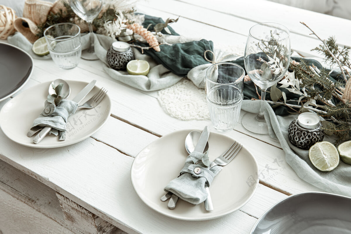 室内时尚的节日餐桌设置 木质表面有斯堪的纳维亚装饰细节餐具房子优雅