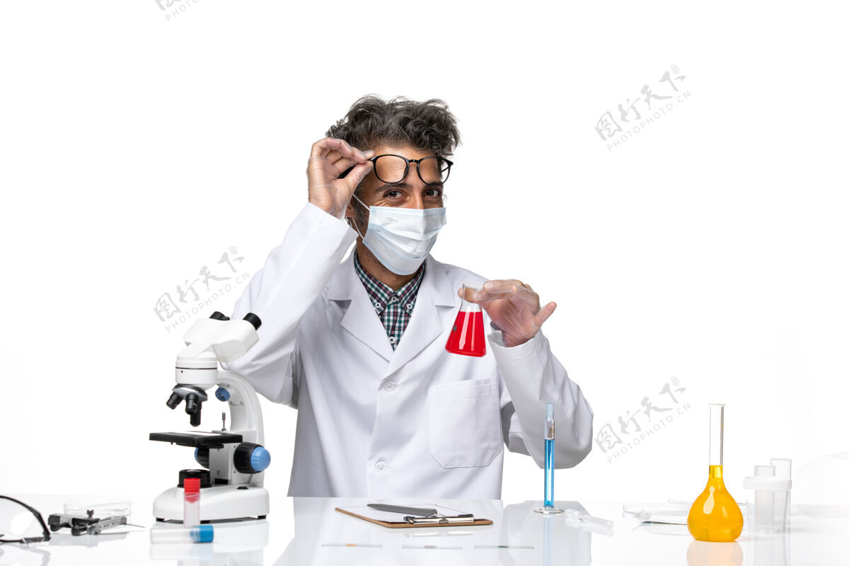 人正面图穿着特殊套装的中年科学家坐着拿着装有红色溶液的烧瓶实验坐烧瓶