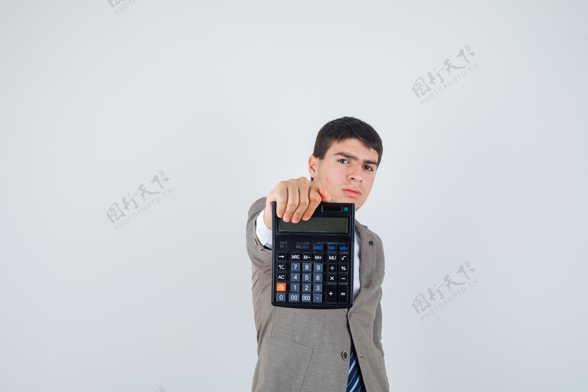 前面一个穿着正装拿着计算器的小男孩 看上去很自信 正面照正式年轻学校