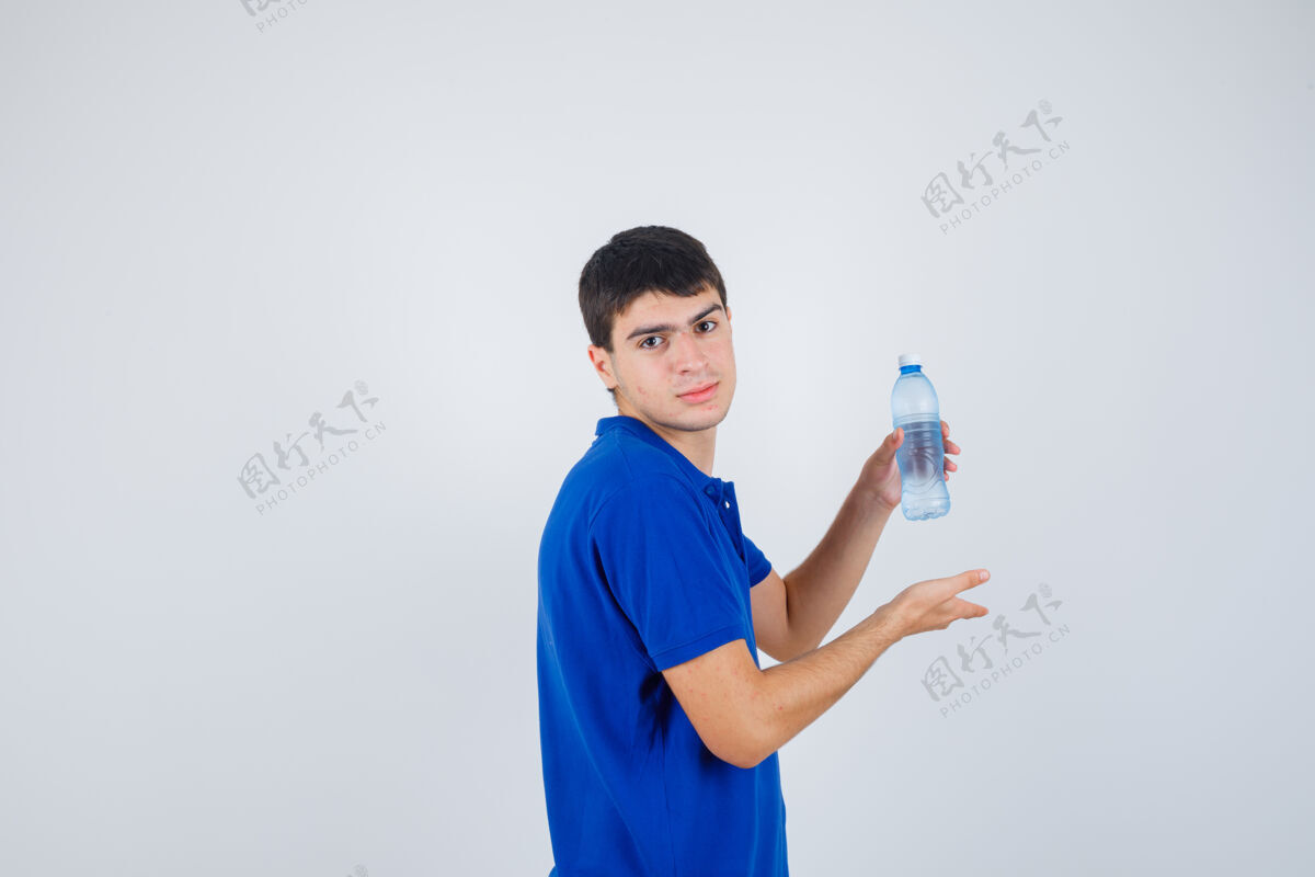 人一个年轻人穿着t恤展示塑料瓶 看上去很自信时尚表情微笑