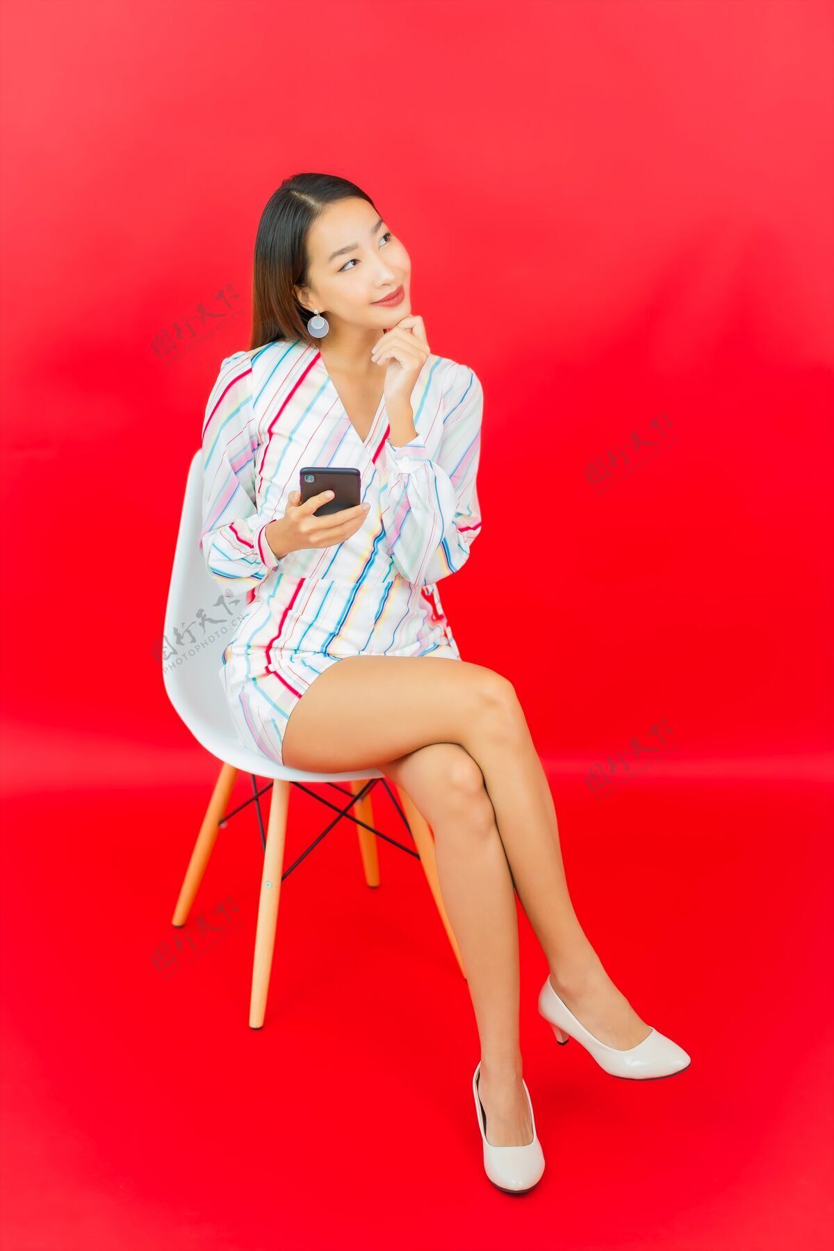 人用智能手机描绘美丽的亚洲年轻女子手机成人女性
