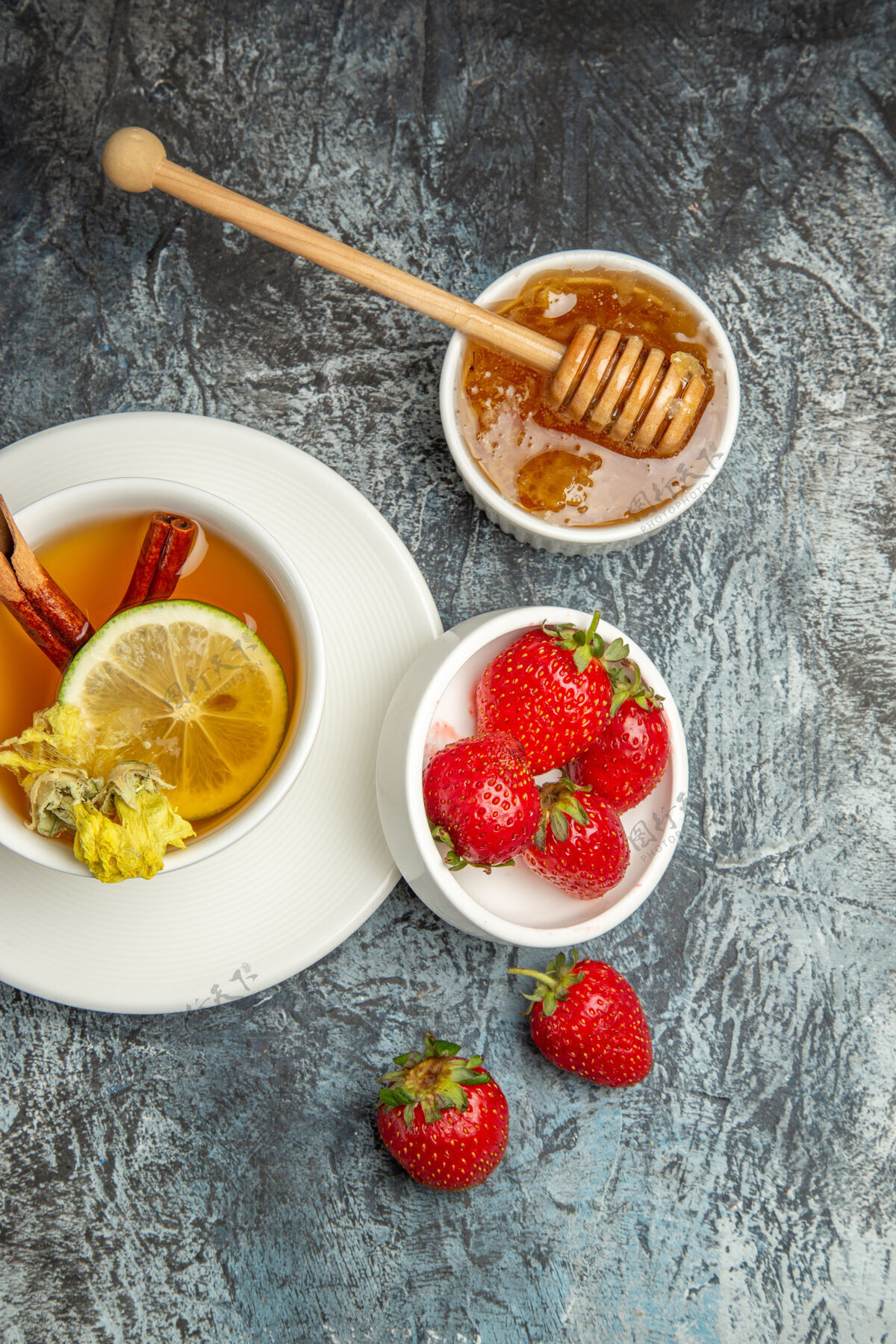 早餐顶视图一杯带有草莓和蜂蜜的茶 表面是深色的水果茶浆果晚餐美食茶
