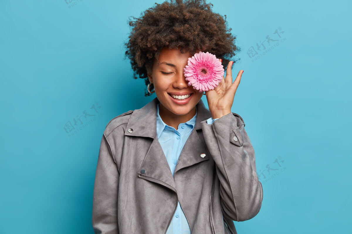 乐观专业女性花店室内形象用非洲菊遮住眼睛 制作创意构图 准备花束出售 笑容可掬 屹立不倒牙关高兴游戏
