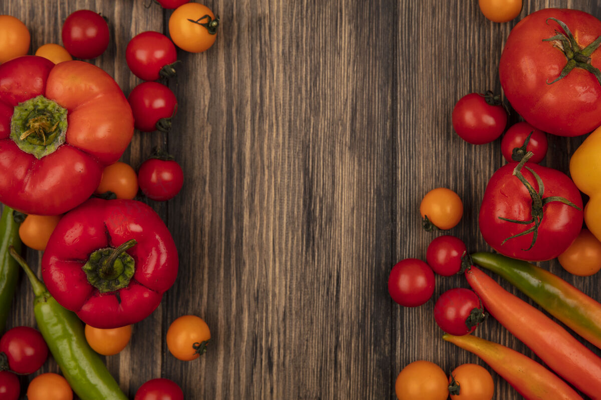 蔬菜健康蔬菜的顶视图 如软西红柿和辣椒隔离在一个木制的墙壁与复制空间农业食品农场