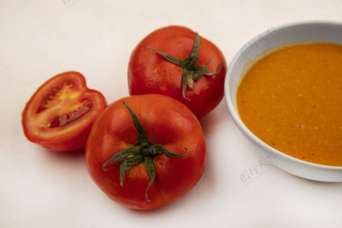 木头顶视图营养扁豆汤碗上的西红柿隔离在一个白色的墙壁汤顶碗