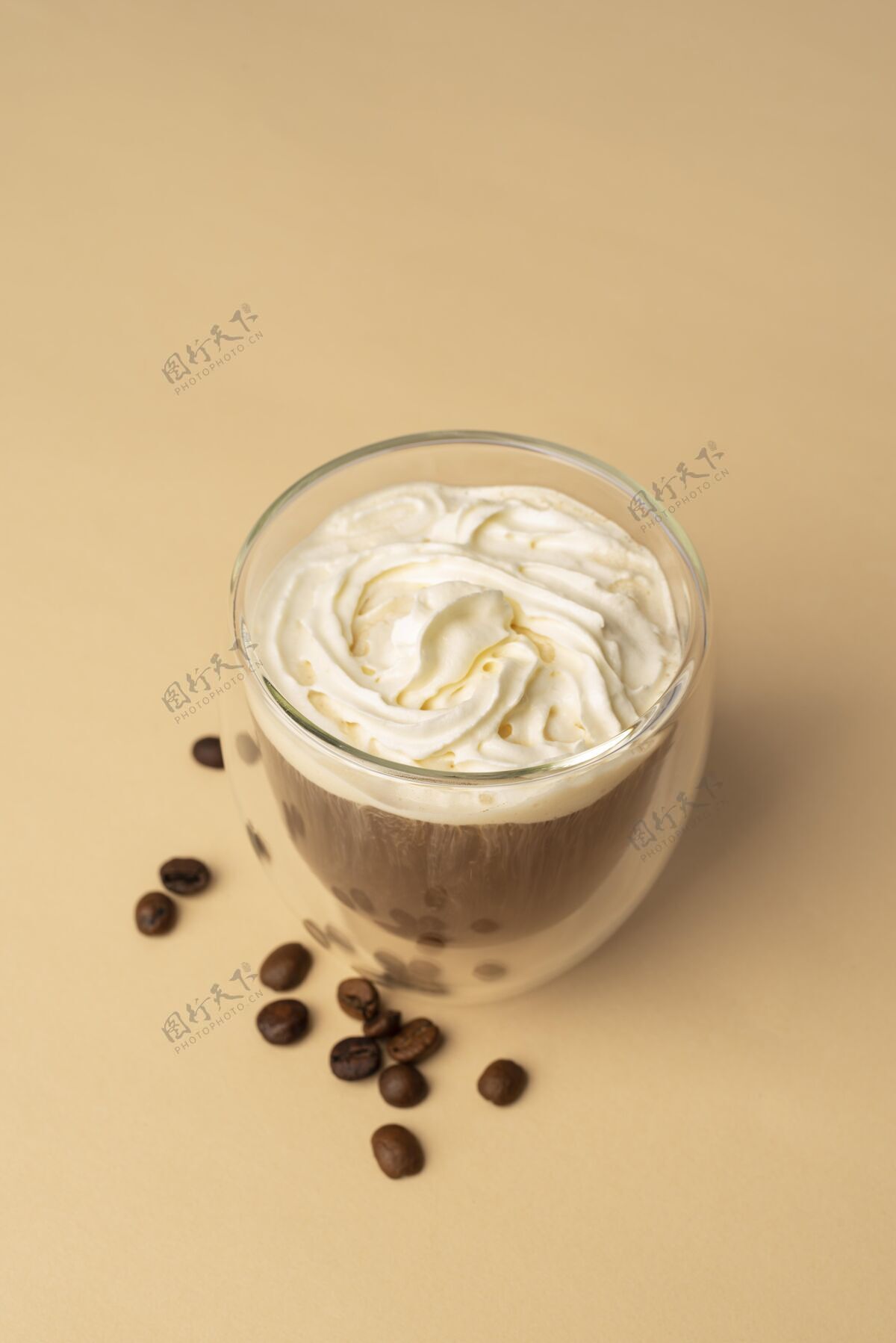 卡布奇诺加了奶油和咖啡的玻璃杯咖啡豆杯子芳香