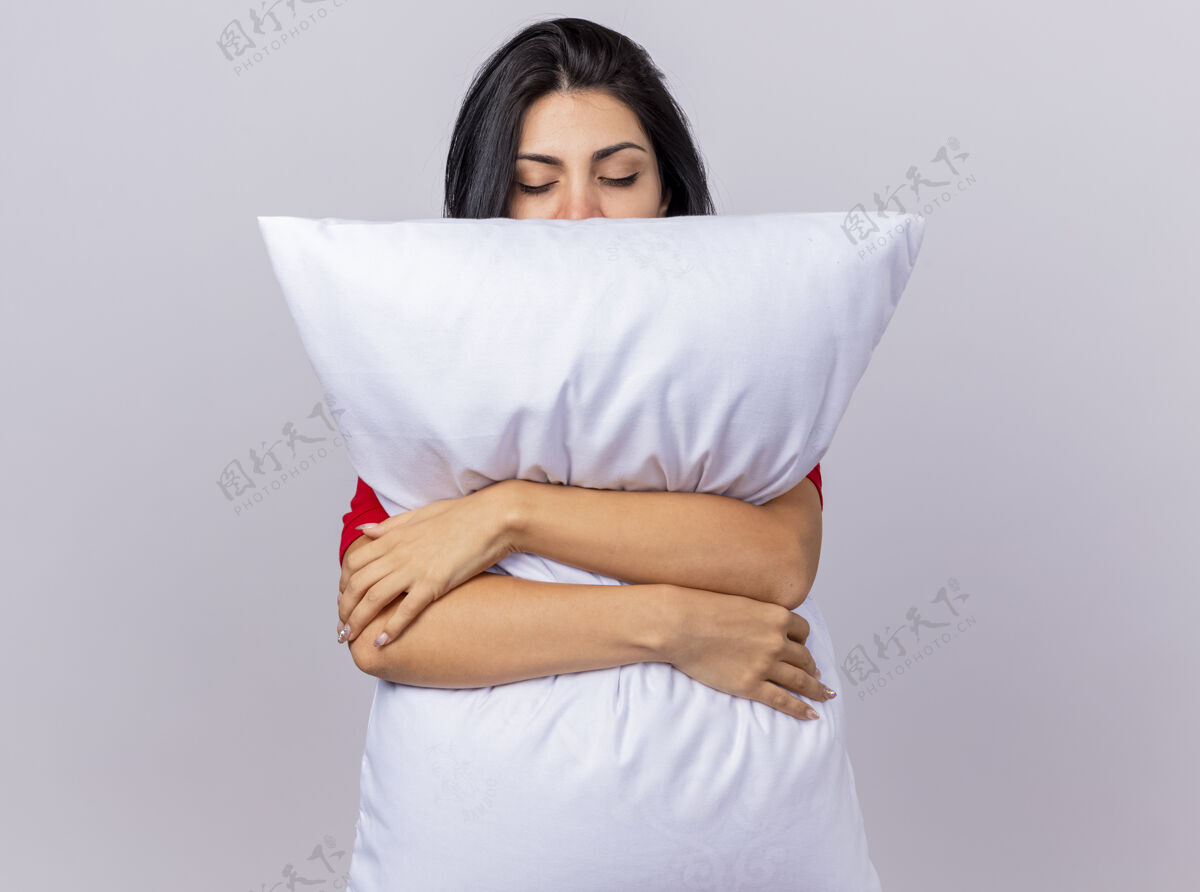 拥抱安静的年轻白种人病女孩抱着枕头 闭着眼睛 在白色背景上 留着复制空间眼睛枕头关闭