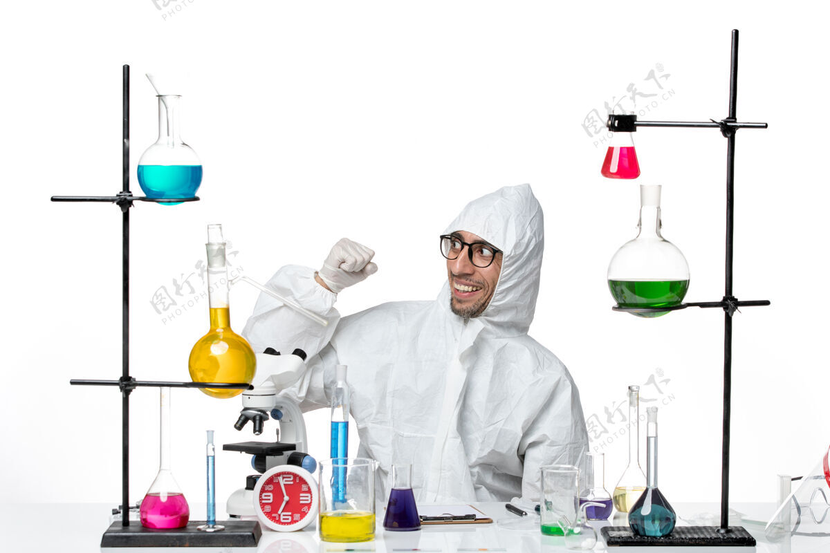 实验室正面图穿着特殊防护服的男科学家坐在那里解决问题特殊病毒科学