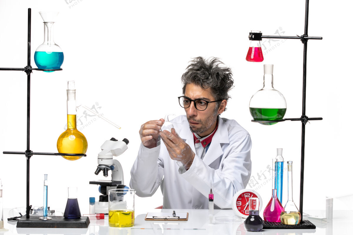 化学前视图穿着医疗服的男科学家正在用烧瓶工作实验室正面研究