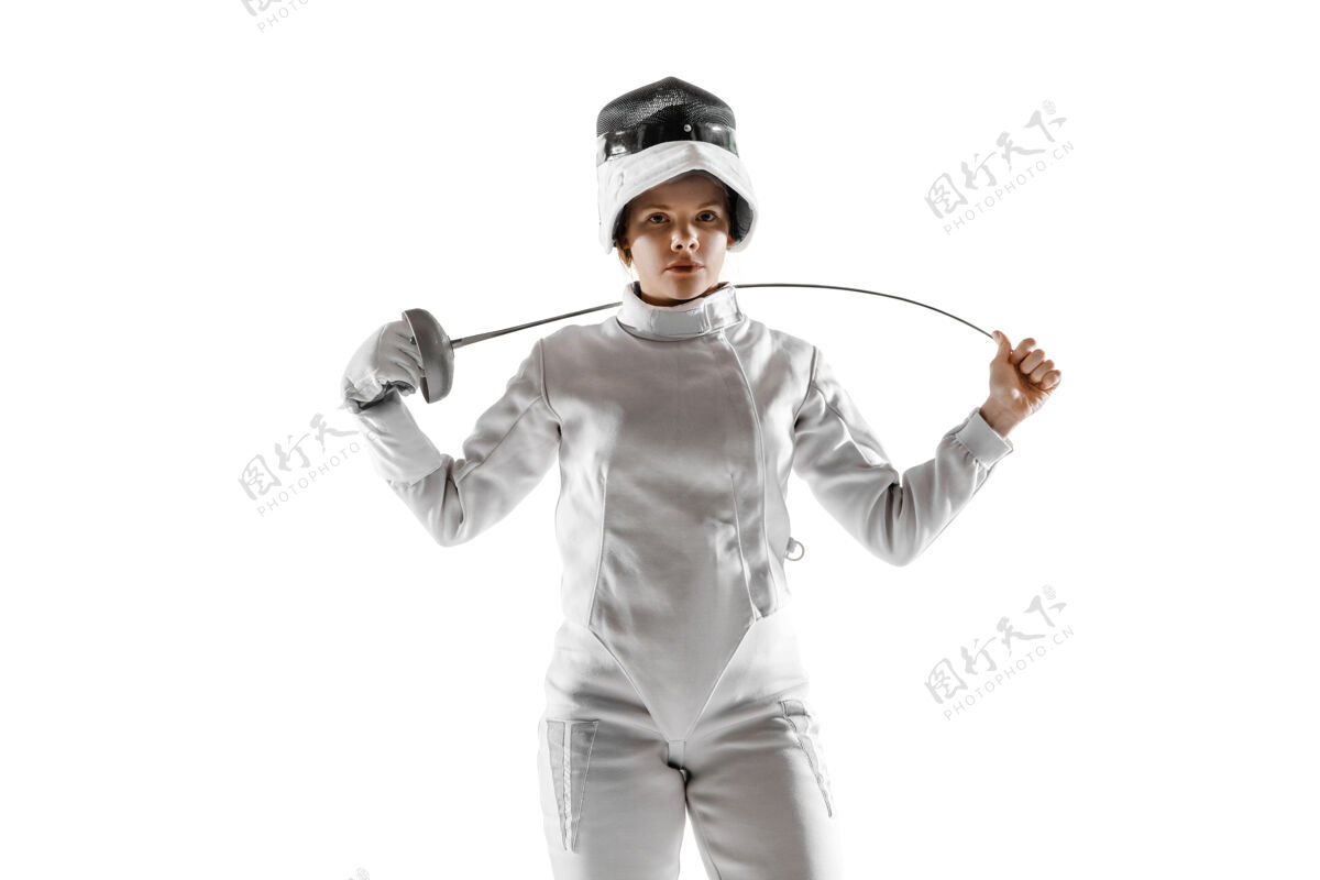 健康身着击剑服装的少女 手拿剑 背景为白色运动高加索运动员