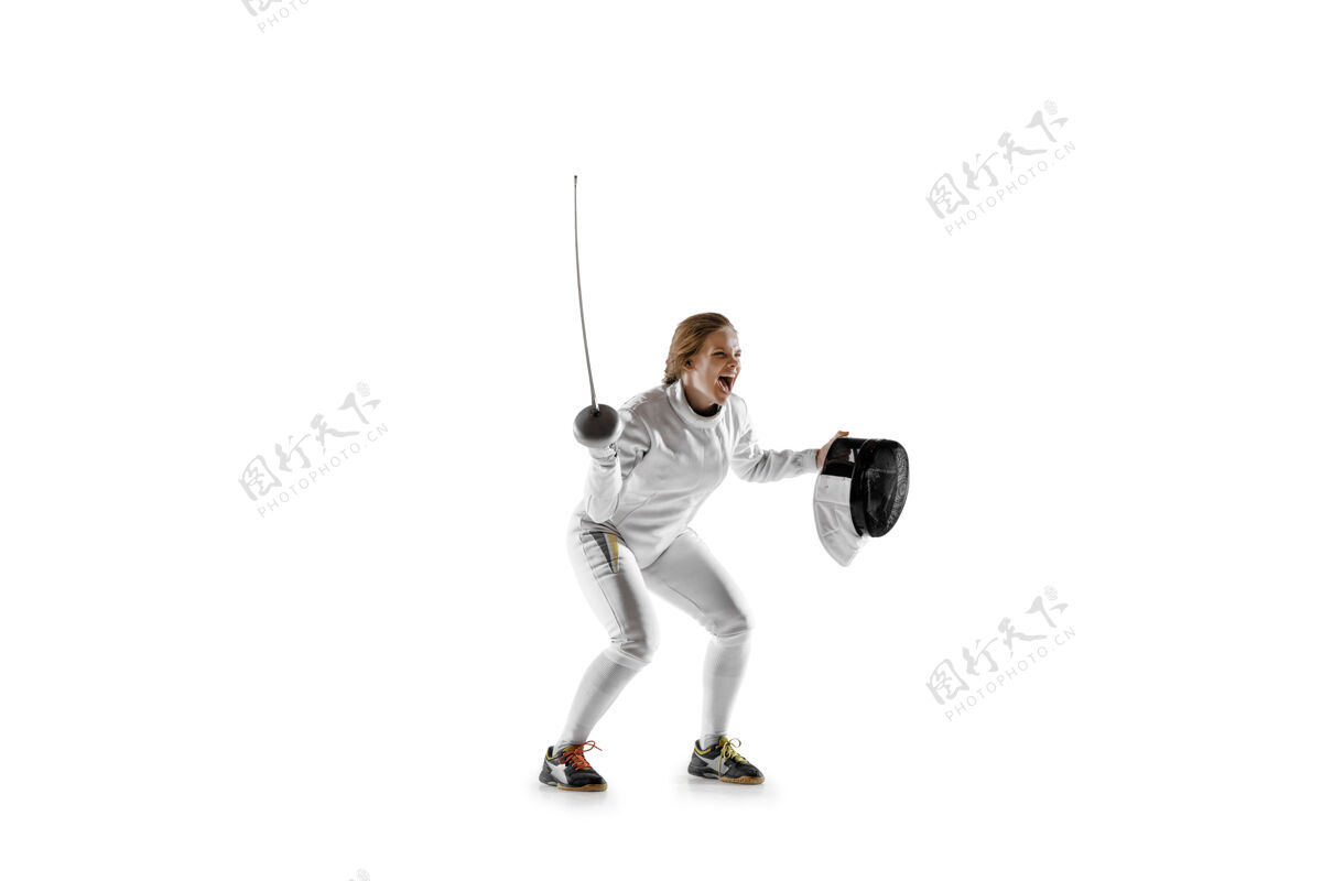 训练身着击剑服装的少女的特写镜头 手拿剑 背景为白色运动比赛力量