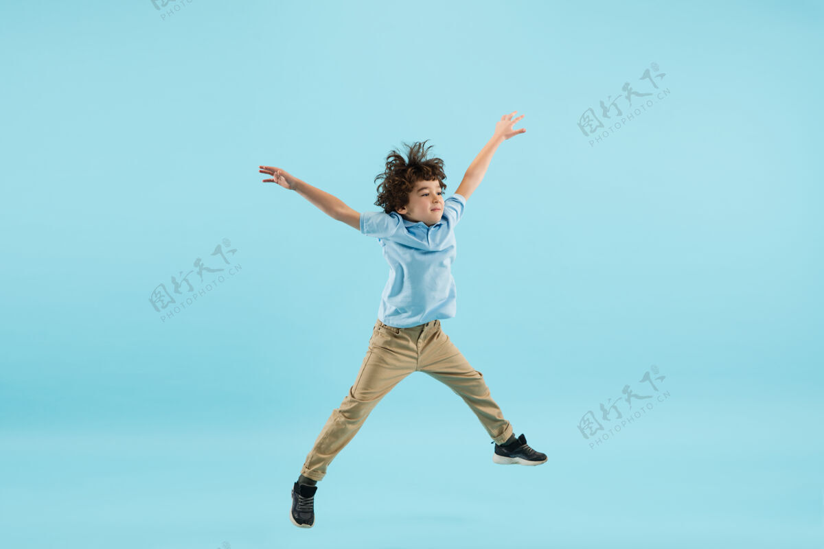 动作飞翔 跳高童年 梦想远大而著名的未来蓝色游戏青春