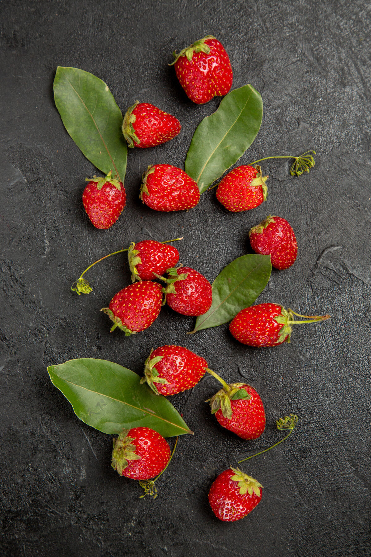 食物顶视图新鲜的红色草莓放在深色桌上成熟的浆果颜色灌木顶部成熟