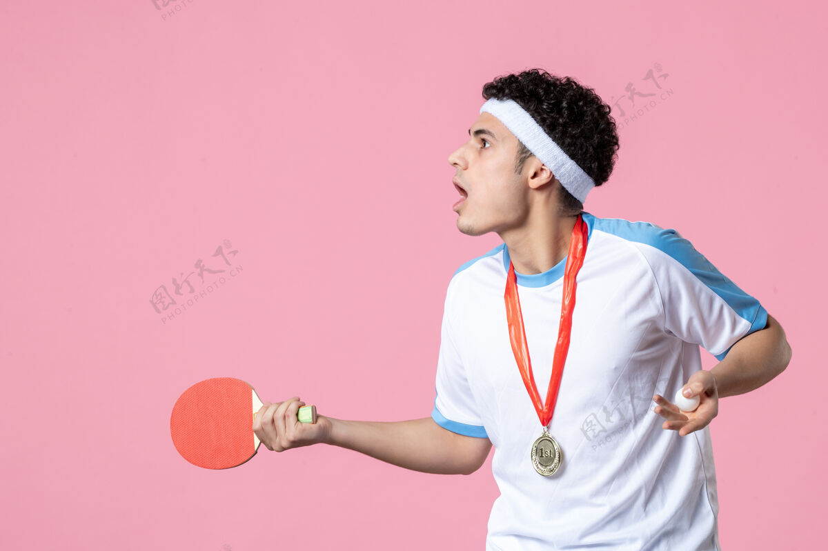 体育前视图困惑的男子球员与小球拍和奖牌成功观点球员