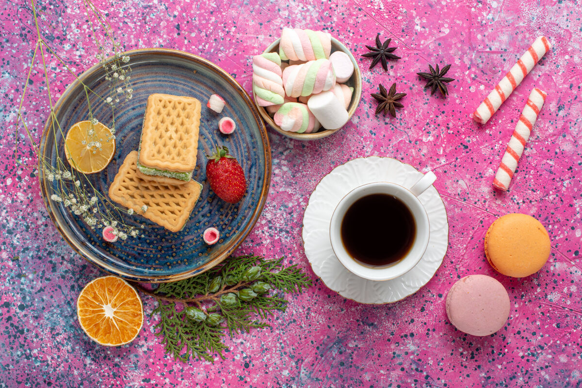 鲜花美味的华夫饼俯视图 粉色表面上有一杯茶和棉花糖杯子水疗香薰
