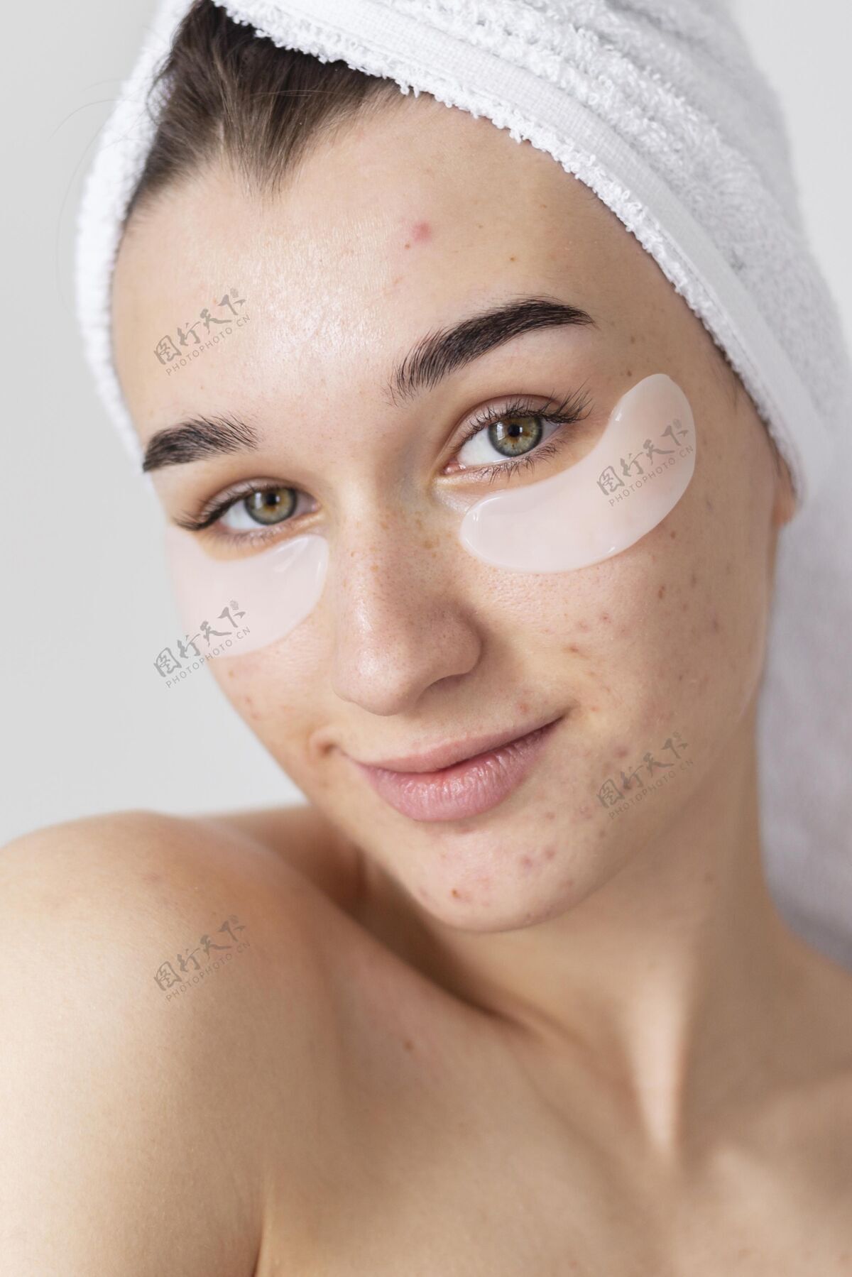 女性戴眼罩的女人近点垂直治疗白色背景