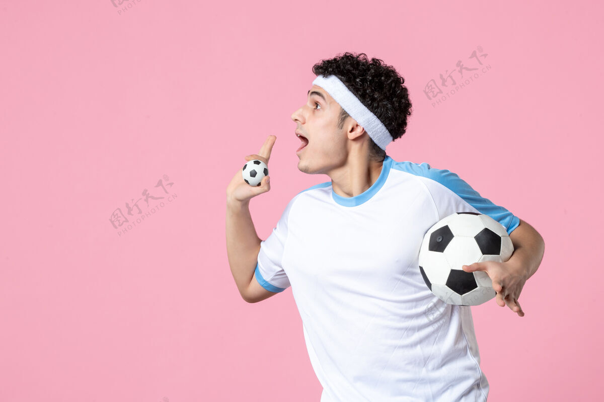 球场前视图穿着运动服的足球运动员拿着球正面男性人