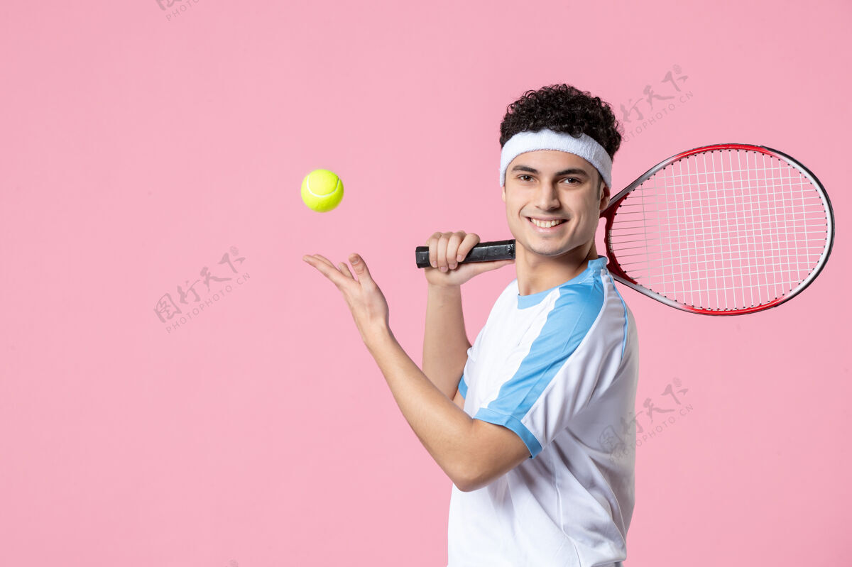 人前视图微笑网球运动员在运动服球拍球员视图足球