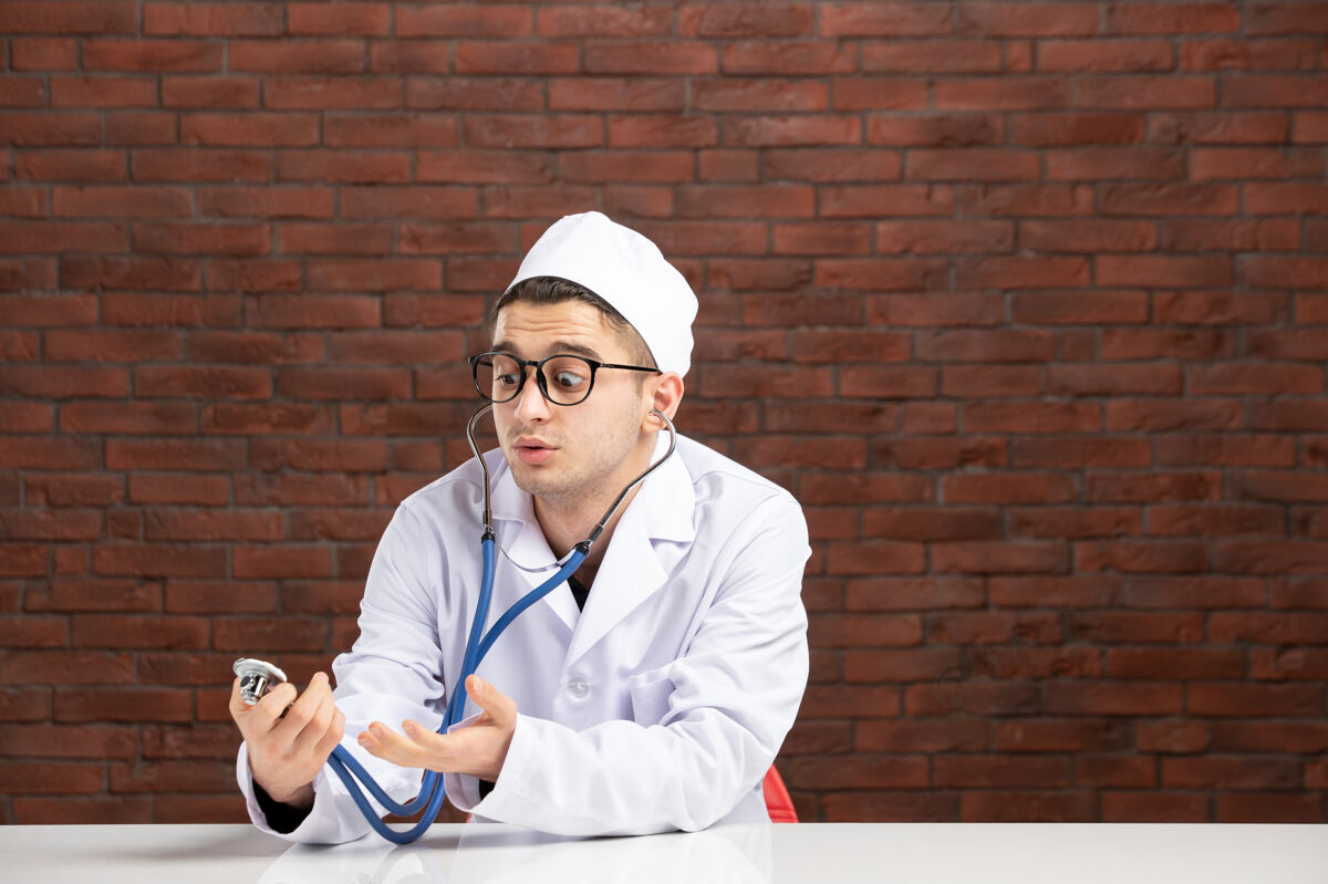 棕色前视图穿着白色医疗服的男医生 带听诊器医生男医生护士
