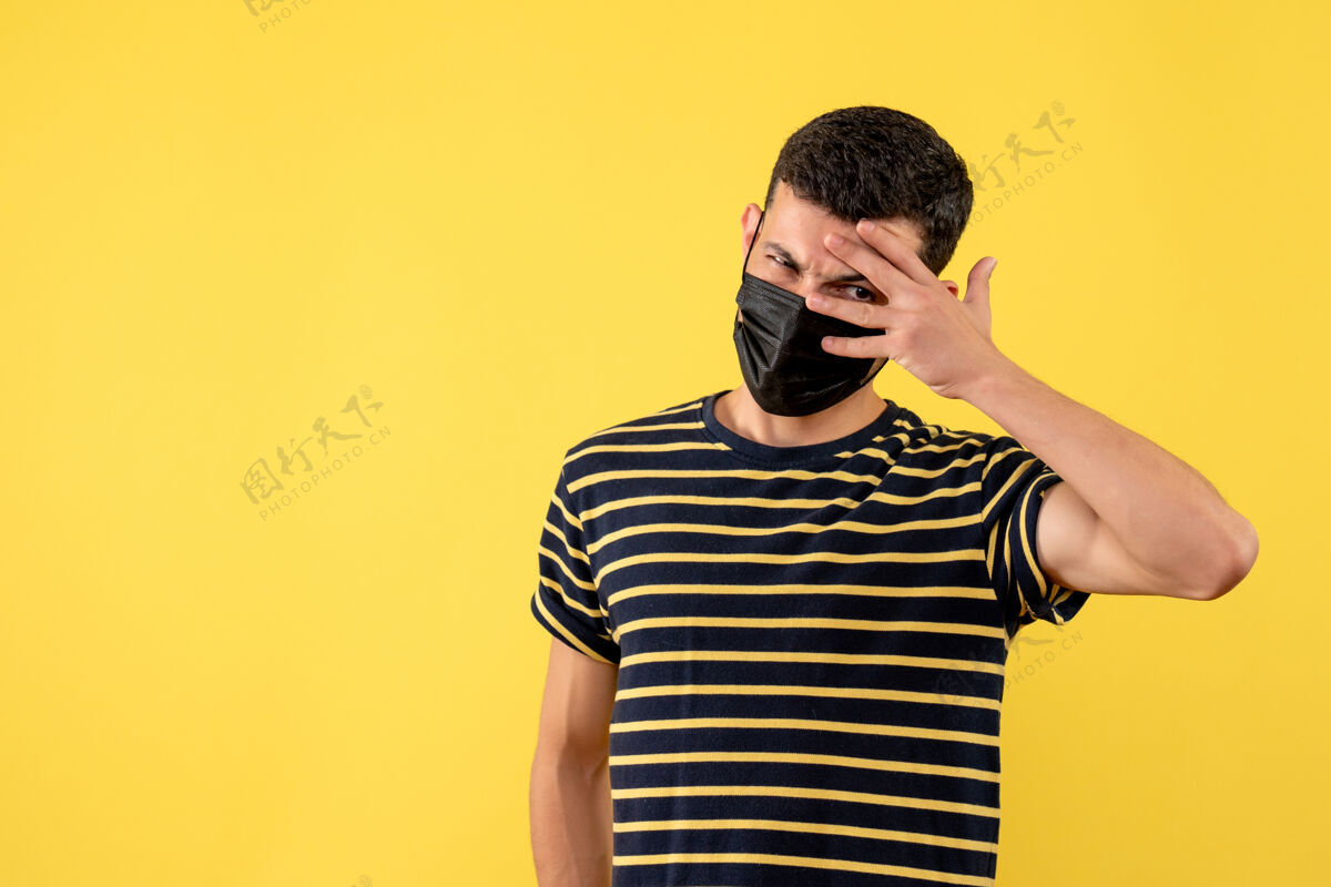 成人正面图身穿黑白条纹t恤的年轻人站在黄色背景的复印处黑男T恤