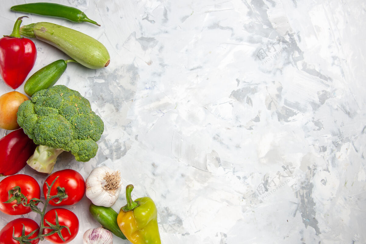 健康顶看新鲜西兰花配蔬菜上白桌减肥沙拉熟健康文案胡椒洋葱