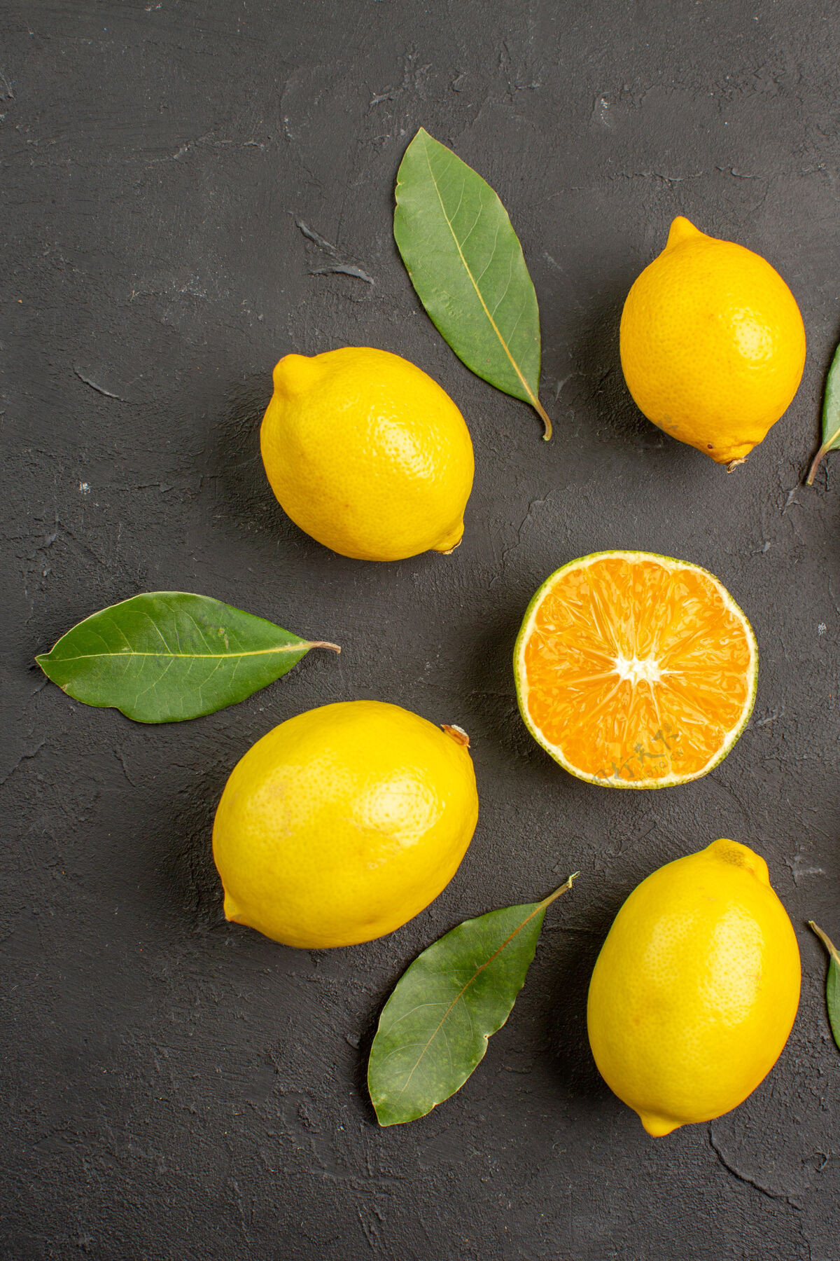 深色顶视图新鲜的酸柠檬衬在深色的桌子上柑橘色的柠檬黄色的水果顶部健康水果
