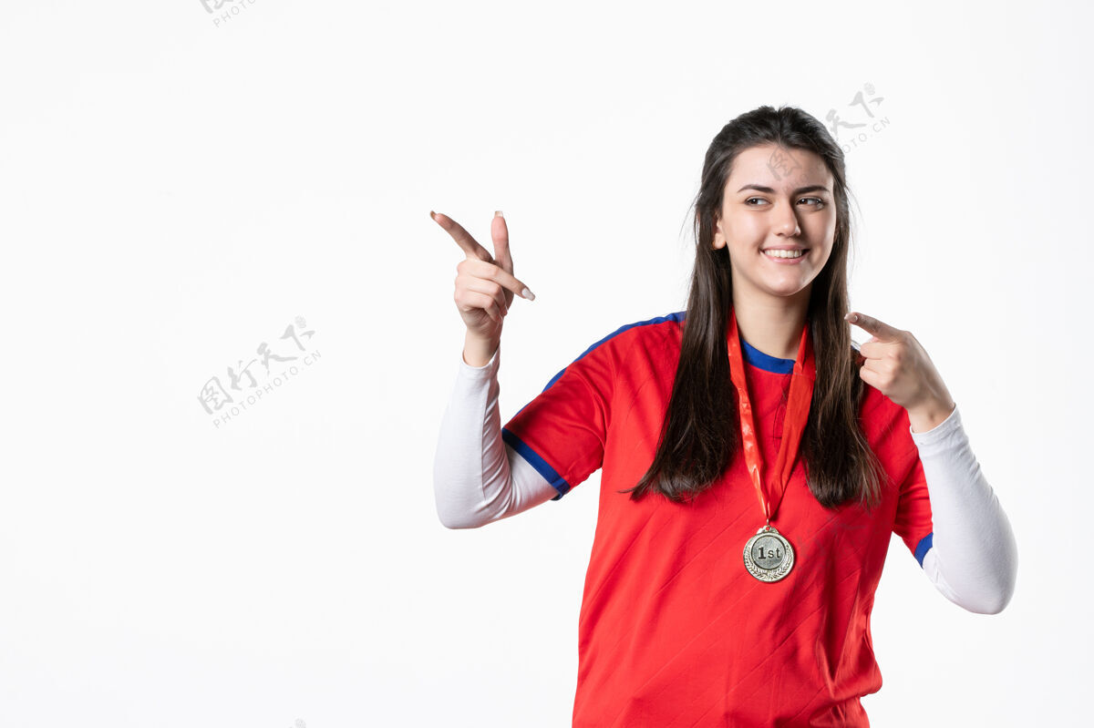 女人正面图：拿着奖牌的女选手运动微笑观点