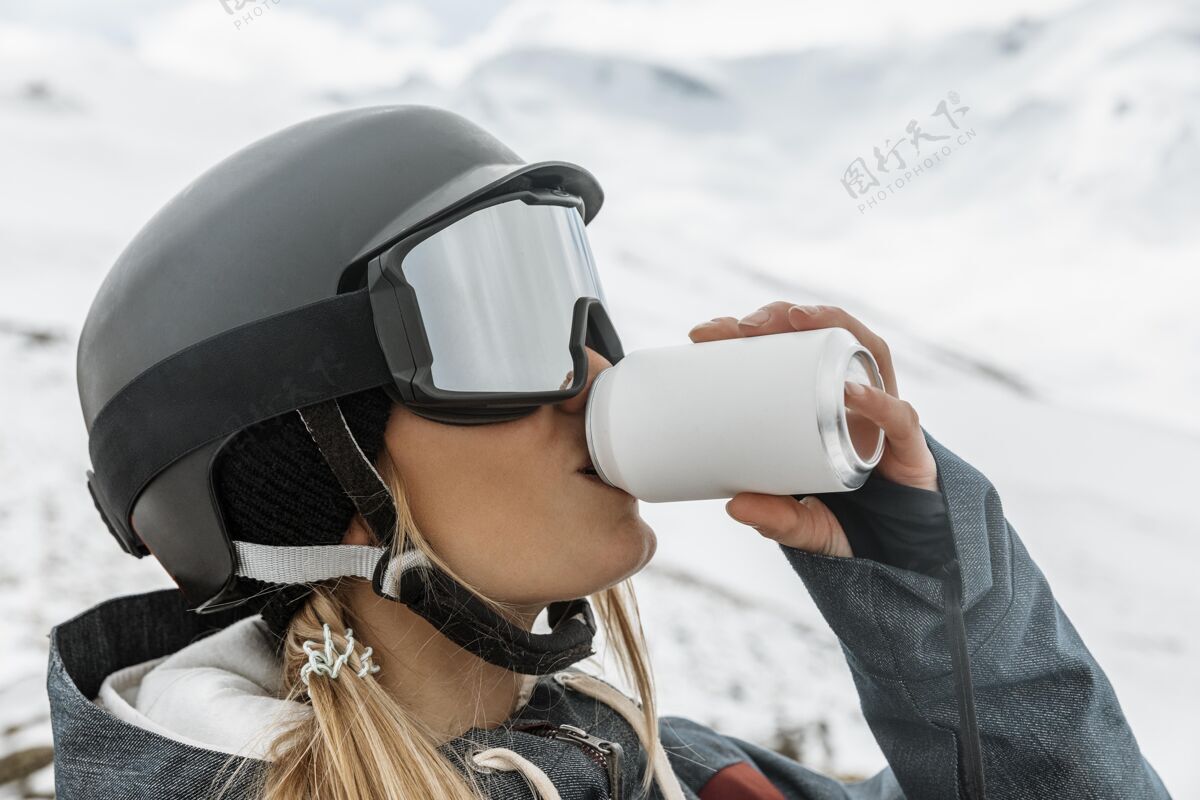 运动特写一个喝苏打水的女人寒冷运动雪