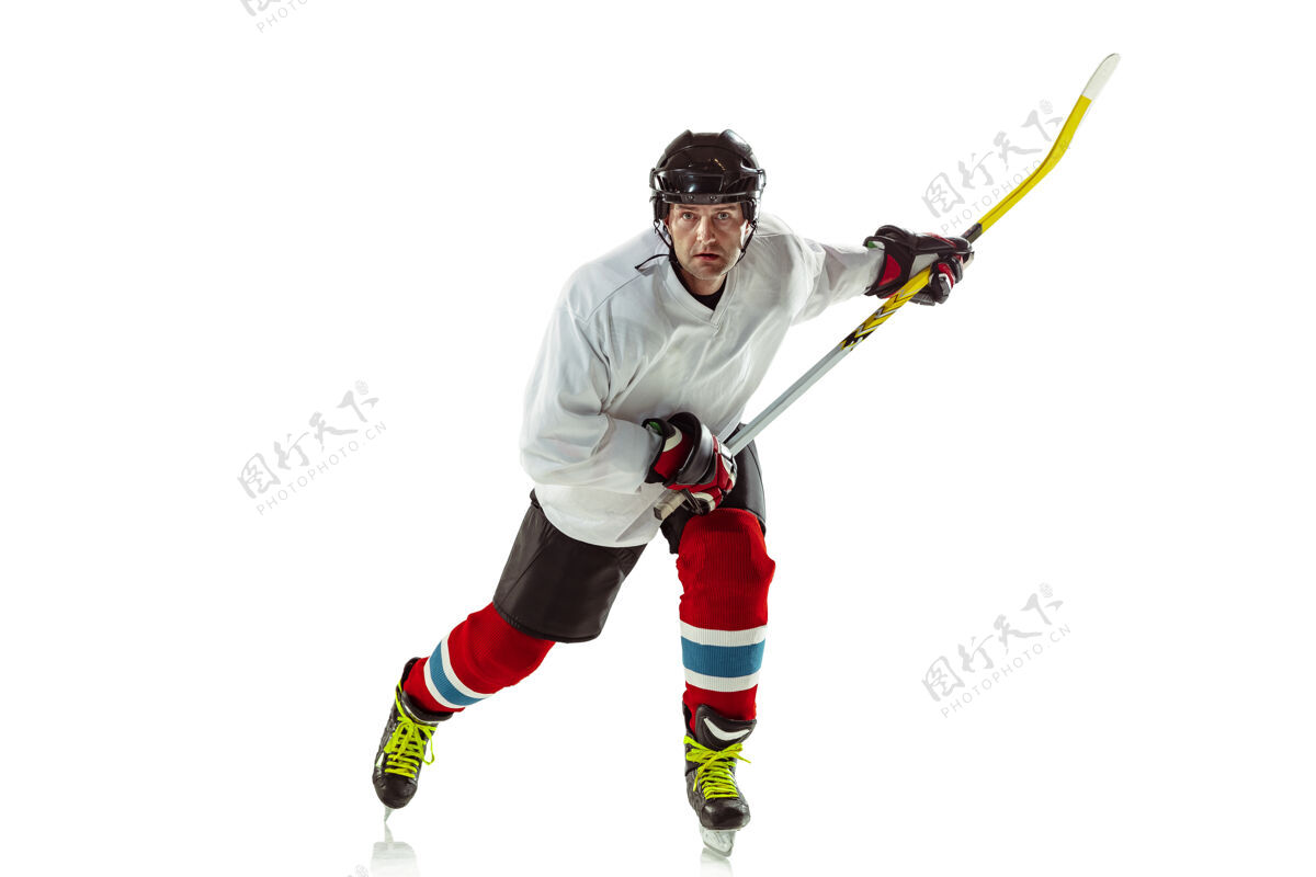 装备冰球场上的年轻男子冰球运动员 背景为白色背景休息溜冰