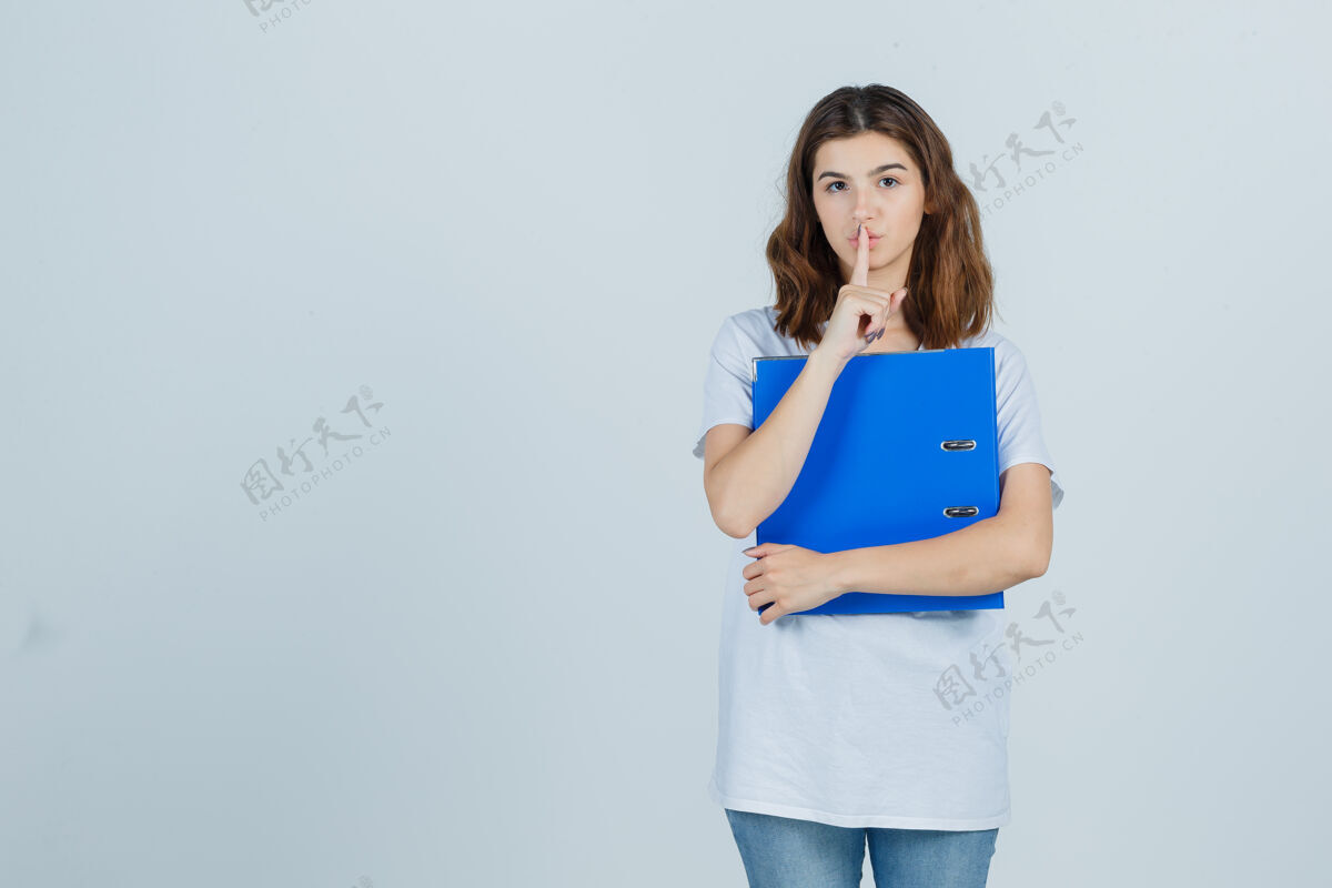 性感拿着文件夹的年轻女孩 穿着白色t恤 表现出沉默的姿态 看上去很自信人女性头发